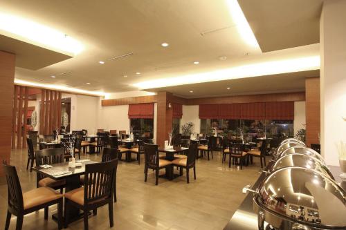Food and beverages, ASTON Tanjung City Hotel in Tanjung