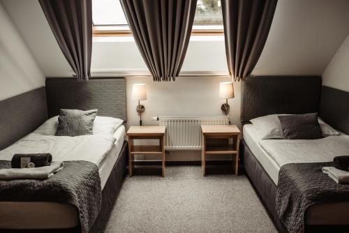 2 twin beds