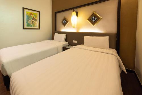 Standard Twin Room image 4
