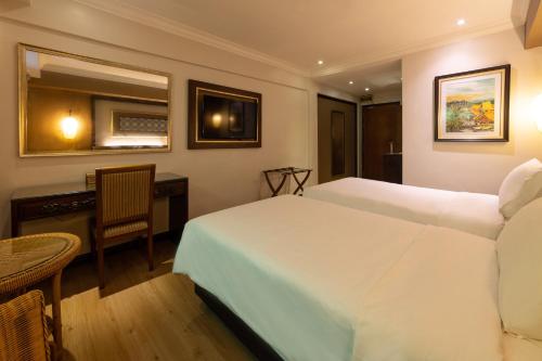 Superior Twin Room image 5