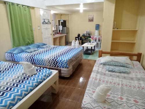 2 queen beds, 1 twin bed