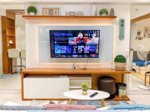 Large 1-Bedroom Condo 60sqm Makati Rockwell CBD Poblacion, Manila (photo 2)