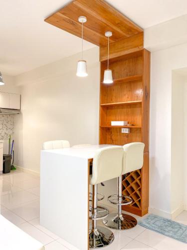 Large 1-Bedroom Condo 60sqm Makati Rockwell CBD Poblacion, Manila (photo 10)