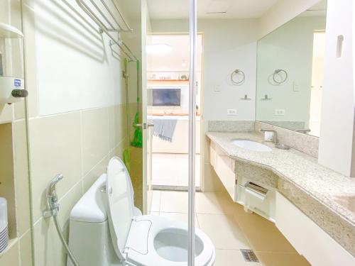 Large 1-Bedroom Condo 60sqm Makati Rockwell CBD Poblacion, Manila (photo 7)