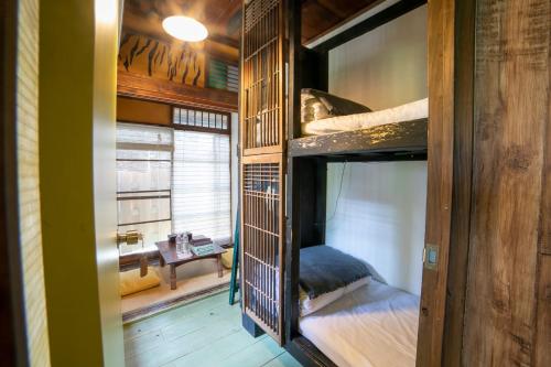2 bunk beds