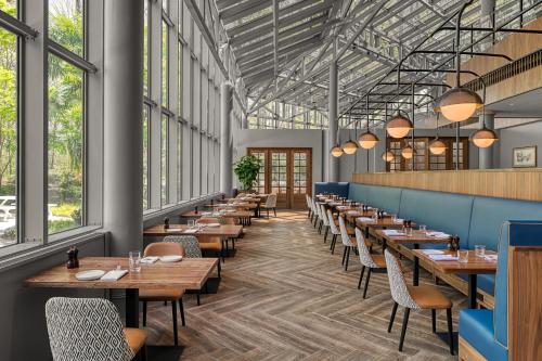 400284855 Crowne Plaza Atlanta Perimeter at Ravinia by IHG