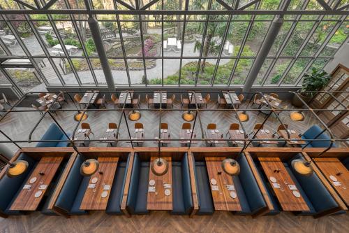 400284862 Crowne Plaza Atlanta Perimeter at Ravinia by IHG