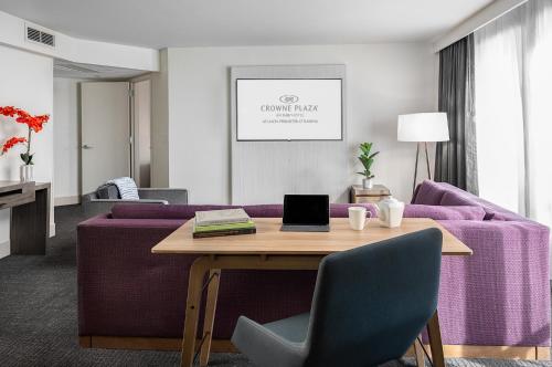 400284867 Crowne Plaza Atlanta Perimeter at Ravinia by IHG