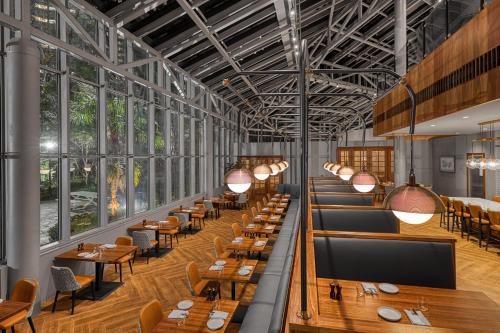 400284879 Crowne Plaza Atlanta Perimeter at Ravinia by IHG