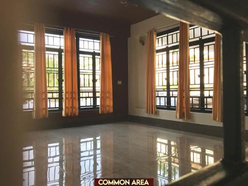 Shared lounge/TV area, Gracious Lodge in Shillong