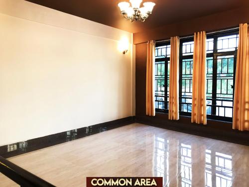 Shared lounge/TV area, Gracious Lodge in Shillong