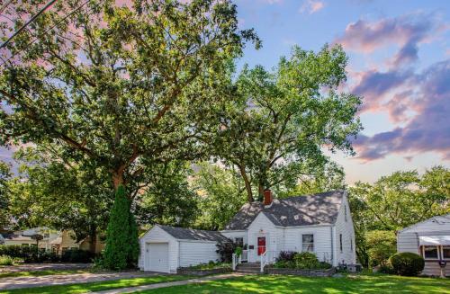 . Charming Family Haven, On The Mighty Kankakee