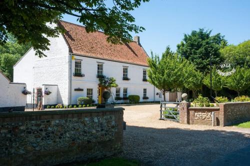 Hall Farmhouse.. dog friendly, large outdoor pool, BBQ and fire pit