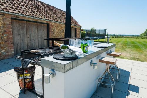 Hall Farmhouse.. dog friendly, large outdoor pool, BBQ and fire pit