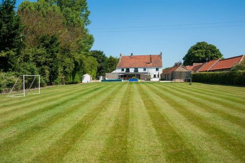 Hall Farmhouse.. dog friendly, large outdoor pool, BBQ and fire pit