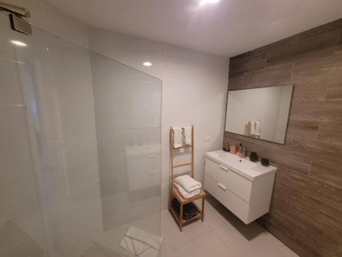 Seawinds Studio - Beachfront Getaway - image 4
