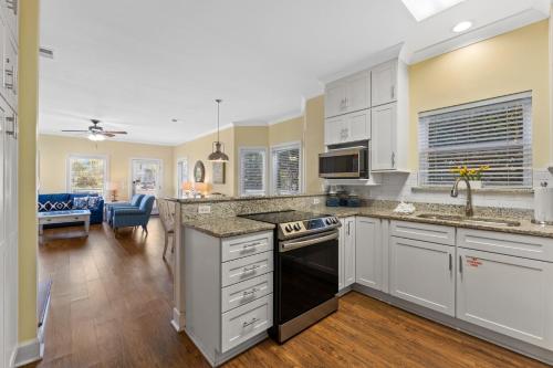 Ocean Mist Cottage by Newman-Dailey near Beach Walk at Henderson Park Inn