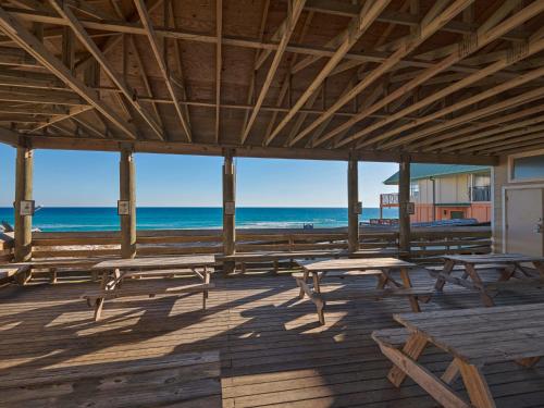 Ocean Mist Cottage by Newman-Dailey near Beach Walk at Henderson Park Inn