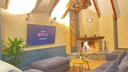 Heart of Tirana Cozy Loft with Fireplace, Tirana (photo 3)