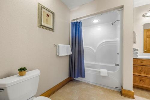 Comfy Condo with Retreat Atmosphere - image 4