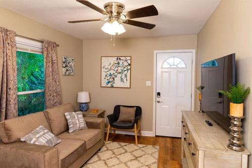 The robin nest a cozy cottage on historic main street in St. Charles, USA