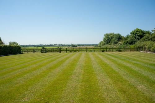 Hall Farmhouse.. dog friendly, large outdoor pool, BBQ and fire pit