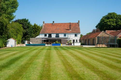 Hall Farmhouse.. dog friendly, large outdoor pool, BBQ and fire pit