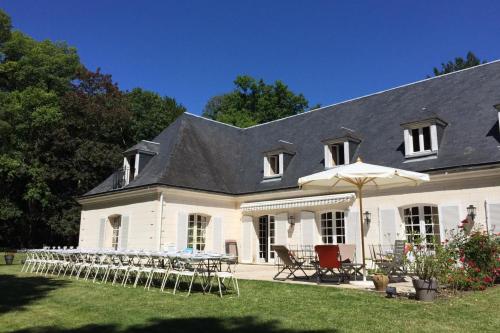 Spacious house in a wooded park enclosed by walls and its swimming pool - Location saisonnière - Saint-Cyr-sur-Loire
