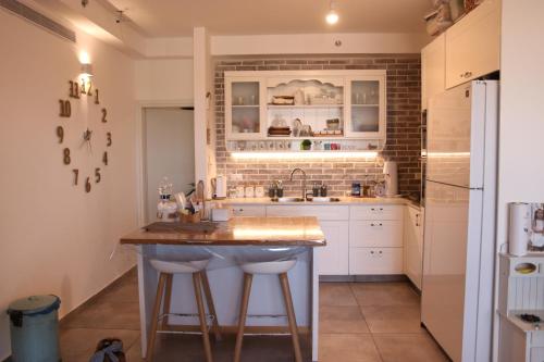 Kitchen, דירה מהממת ברעננה לשומרי שבת וכשרות in Raanana