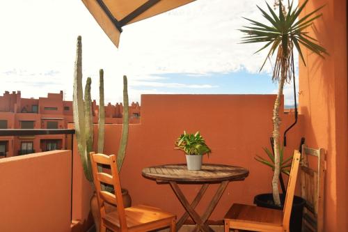 alquilaencanarias El Medano Sotavento A, terrace & pool