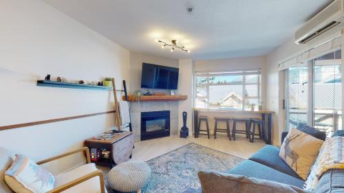 1BR plus Den Village Condo with Mountain Views and Hot Tub by Harmony Whistler in Whistler, Canada