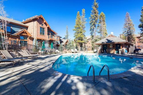 Luxury 2 Bedroom Mountain Vacation Rental In Breckenridge With Access To A Hot Tub Just Two Blocks From Main Street in Breckenridge, USA