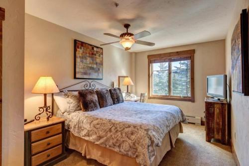 Luxury 2 Bedroom Mountain Vacation Rental In Breckenridge With Access To A Hot Tub Just Two Blocks From Main Street in Breckenridge, USA