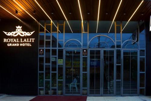 Вход, ROYAL LALIT Grand Hotel in Карнал