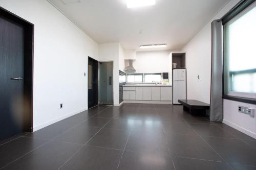Kitchen, Carib Condo Hotel in Bongpyeong-dong