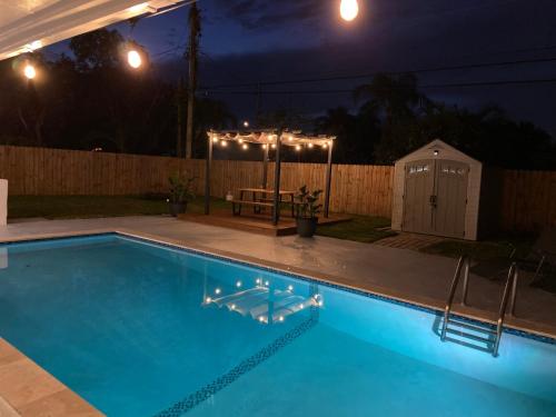 Swimmingpool, Perfectly located 4 bedroom home with pool in Emerald Hills