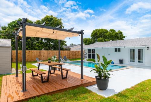 Lux Hollywood Oasis with Pvt Heated Pool, Patio, and BBQ in Hollywood, Vereinigte Staaten von Amerika