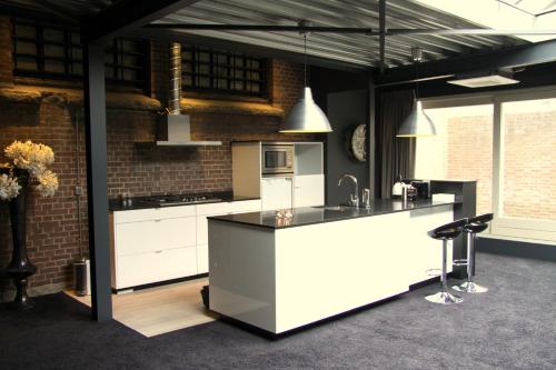 кухня, Hotel Huis van Bewaring - Bijzonder boutique hotel in historisch pand in Алмело