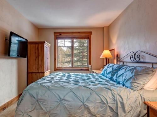 Luxury 2 Bedroom Mountain Vacation Rental In Breckenridge With Access To A Hot Tub And Heated Garage Parking in Breckenridge, USA