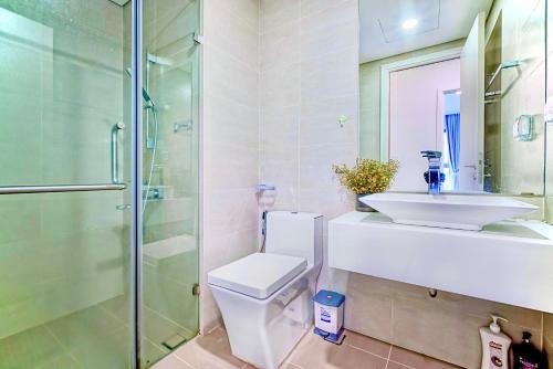 Bathroom, Millennium Spacious Aparts, FREE Pool&Gym and CENTRAL Location in District 4