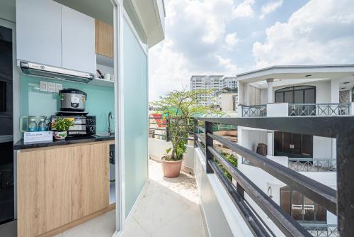 Balcony/terrace, Cozrum Homes - Retro House near Ho Chi Minh City Medicine and Pharmacy University
