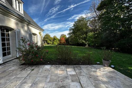 Spacious house in a wooded park enclosed by walls and its swimming pool