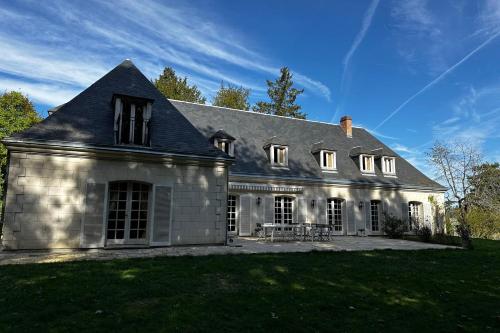 Spacious house in a wooded park enclosed by walls and its swimming pool