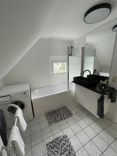 Baño, Berg Messe DG 1Zi, K,D,B Parkplatz, W-Lan, Homeoffice in Bergisch Gladbach