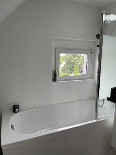 Baño, Berg Messe DG 1Zi, K,D,B Parkplatz, W-Lan, Homeoffice in Bergisch Gladbach