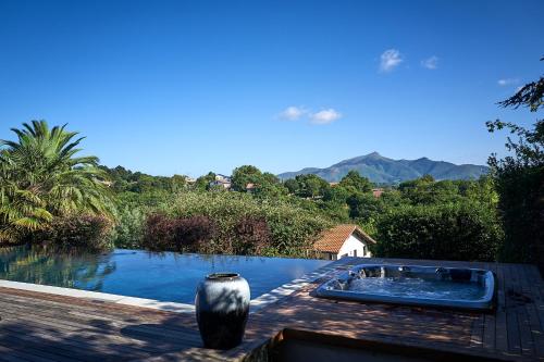 Villa Kokoloa : piscine chauffée et vue montagnes - Location, gîte - Ciboure