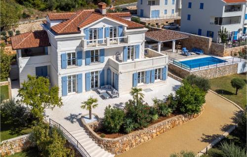 Beautiful Home In Cres With Wifi, Heated Swimming Pool And 6 Bedrooms