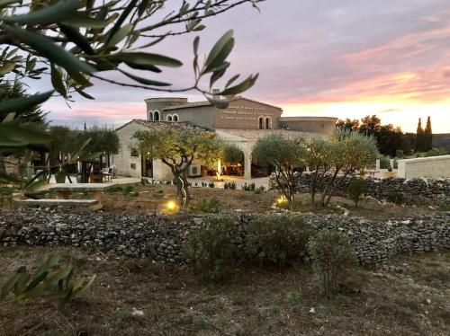 Luxury Villa in front of the famous Pont-du-Gard.