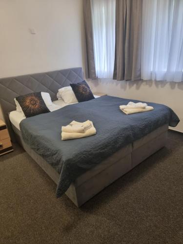 1 queen bed, 2 twin beds