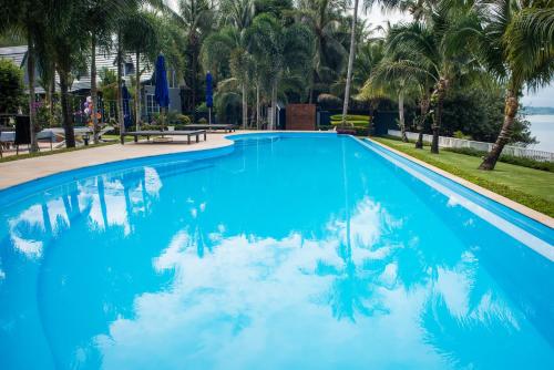 Swimming pool, Crown View Beach Resort Koh Chang in Dan Kao